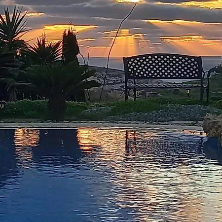 別荘 Dar Ta' Xmun - Idyllic With Pool, Garden, Seaview & Sunset サン・ローレンツ