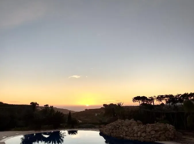 Dar Ta' Xmun - Idyllic With Pool, Garden, Seaview & Sunset サン・ローレンツ