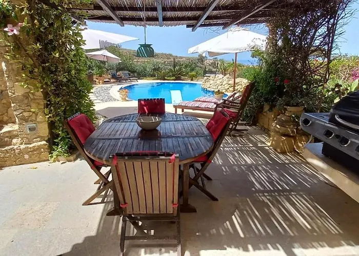 Dar Ta' Xmun - Idyllic With Pool, Garden, Seaview & Sunset *